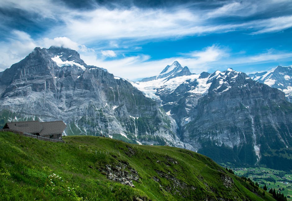  Fränkische Schweiz Landschaft mit Bergen und Hügeln