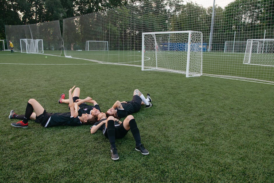 Schweizer-Fußballspieler trifft Torschuss