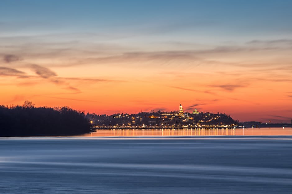 Landesflaggen Serbien und der Schweiz vergleichen